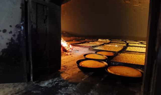  Il duecentesco Forno antico: quel luogo che da secoli cuoce a legna le "tidde" dei bitontini